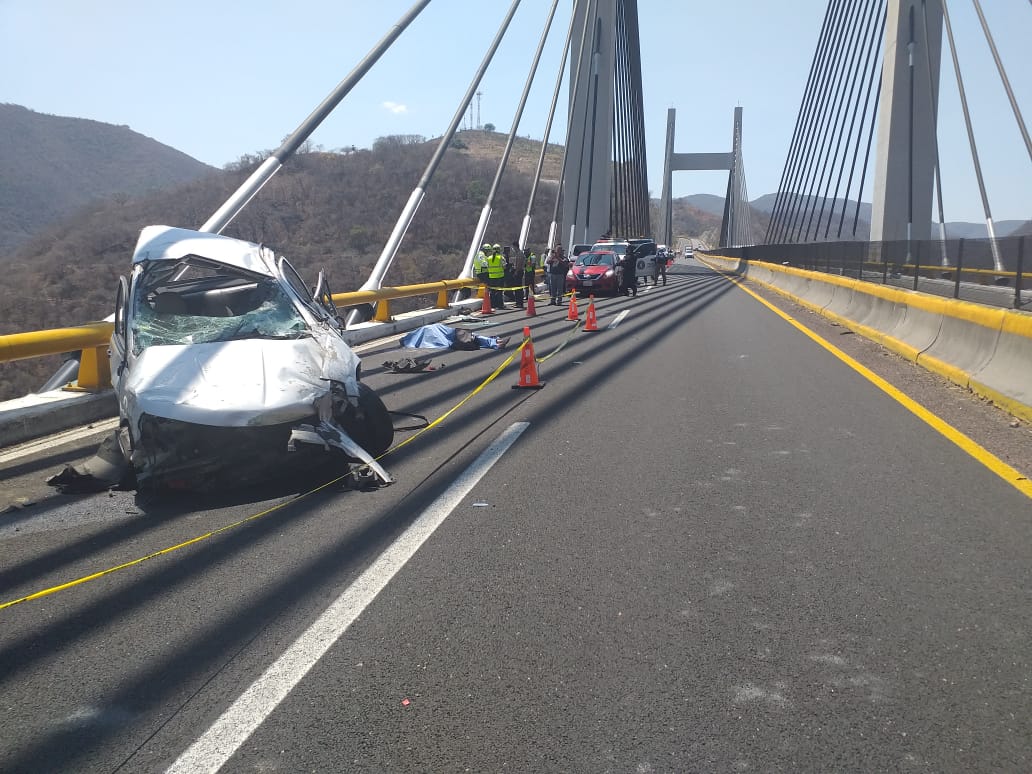 Volcadura deja dos muertos y cinco heridos en la Autopista