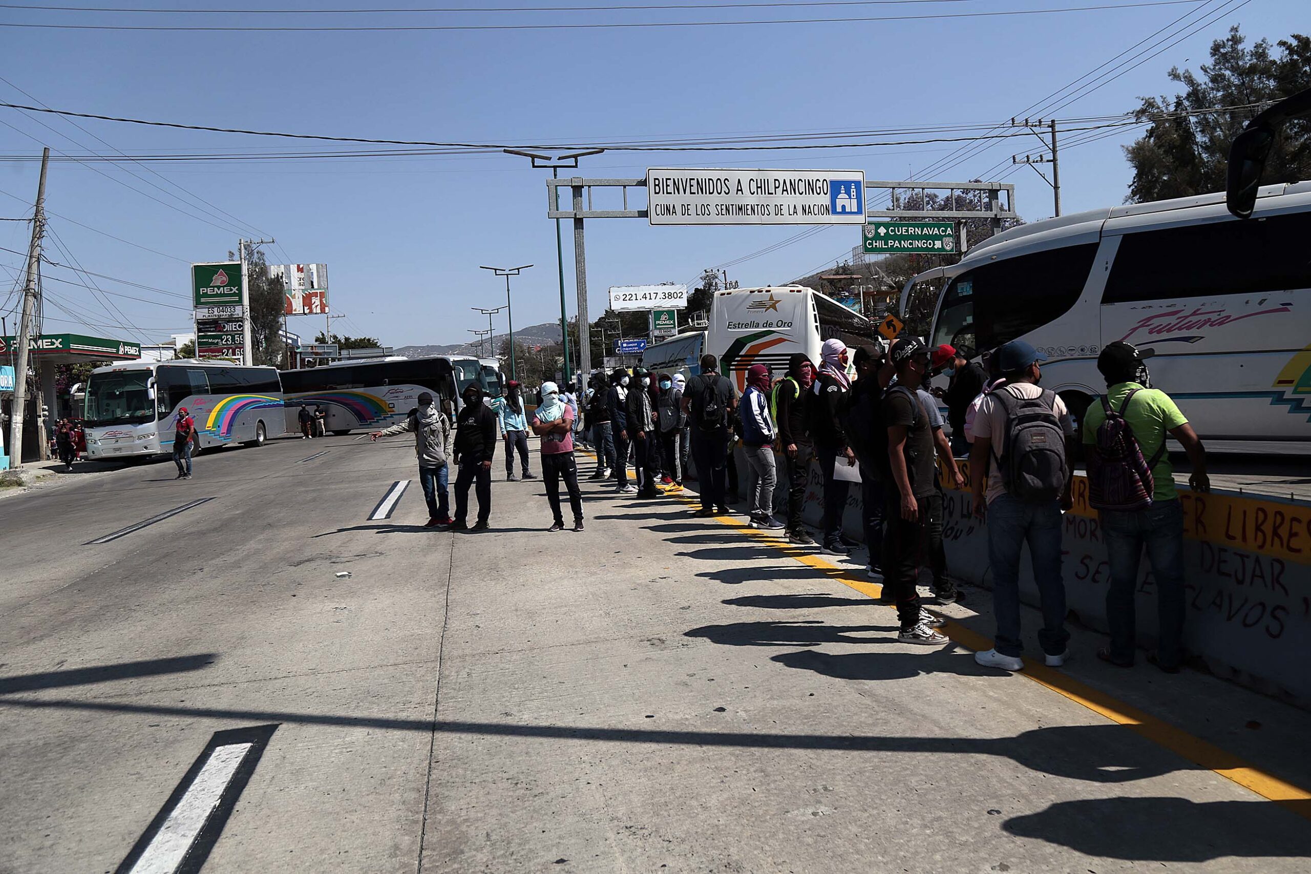 Insisten normalistas de Ayotzinapa…  El gobierno de Peña Nieto manipuló lainvestigación sobre el caso de los 43