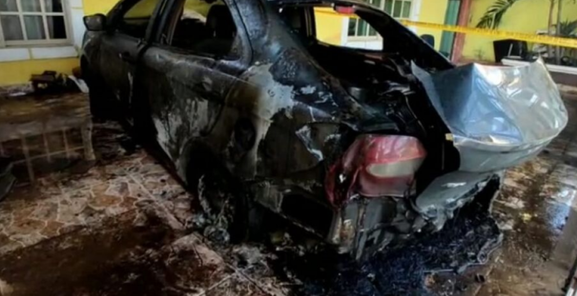 Mujer celosa incendia auto y terreno donde estaba su ex con la nueva pareja