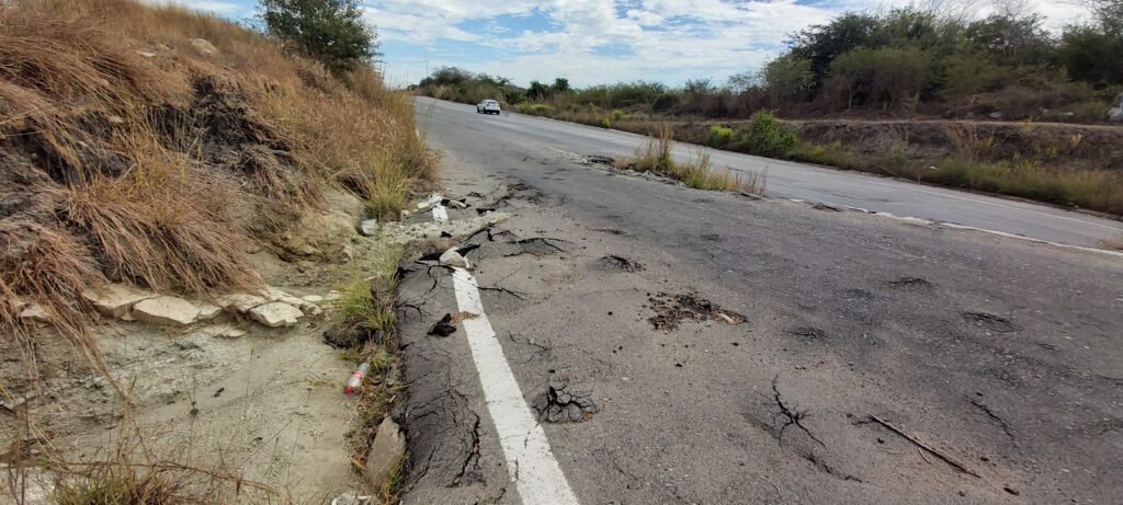 Baches ponen en riesgo a conductores de carretera federal