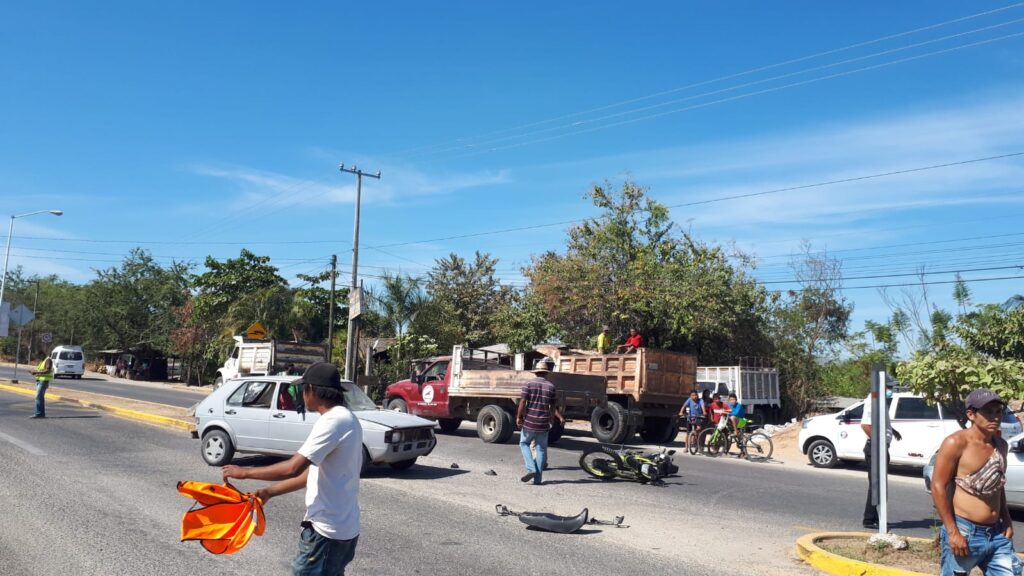 MUJER QUEDA INCONSCIENTE AL DERRAPAR EN SU MOTO EN EL BULEVAR DE ATOYAC