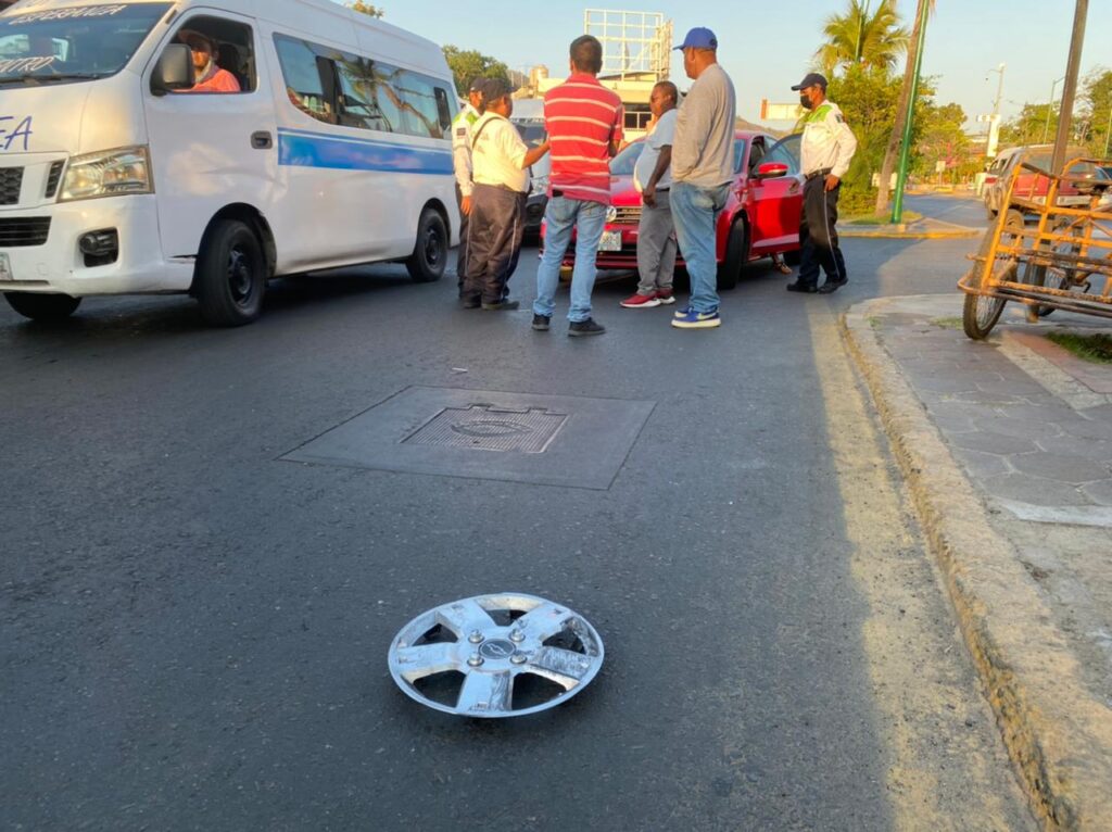 Chocan vehículos en cruce de calles del Centro de Zihuatanejo