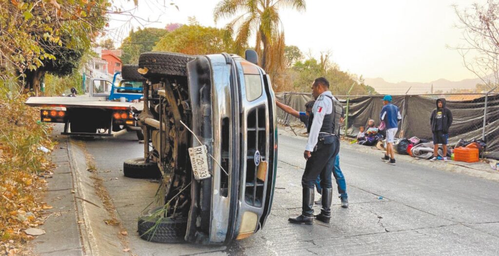 Deja volcadura diez peregrinos lesionados en Cuernavaca; regresaban de Chalma