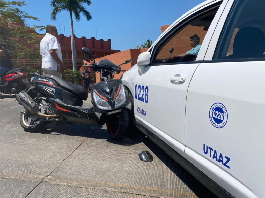 Taxi choca contra una moto en carretera de La Ropa