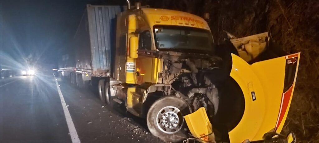 Tráiler con doble remolque es abandonado tras choque en la Siglo XXI