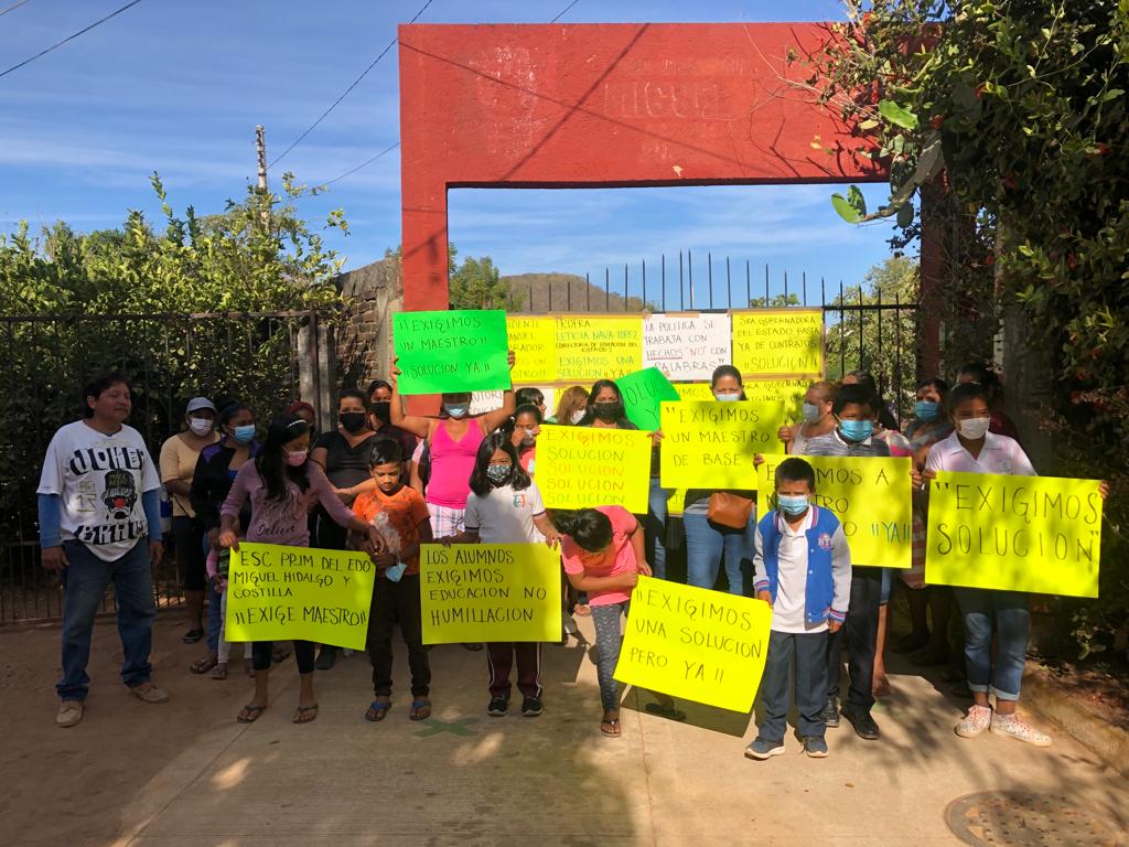 Amagan con bloqueo si no envían maestro a primaria de Buena Vista