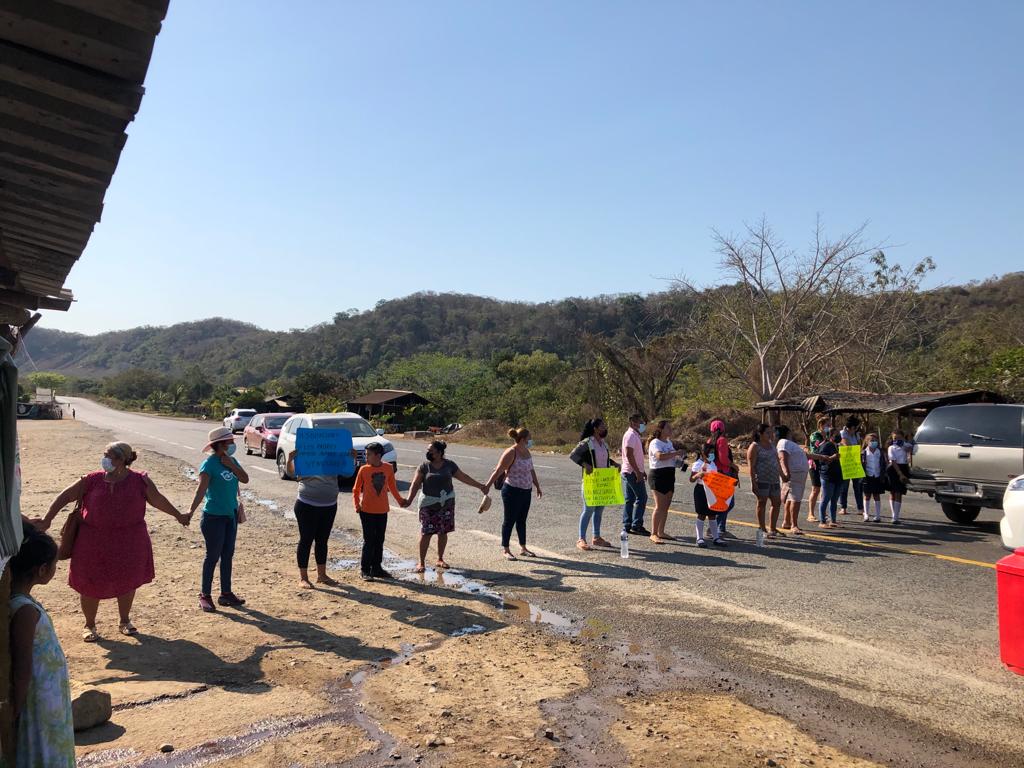 Bloquean carretera para exigir docente en Buena Vista