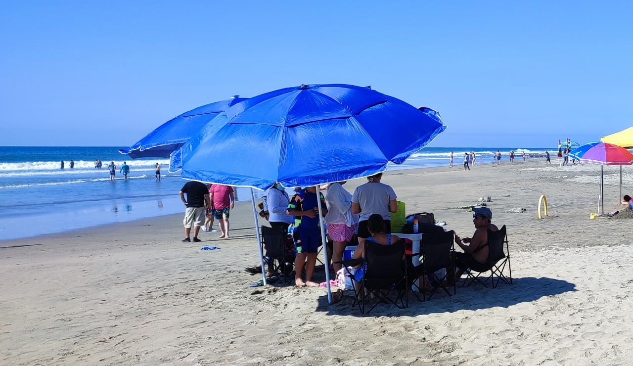 Lamentan que turismo desacate prohibición de nadar en playa Larga