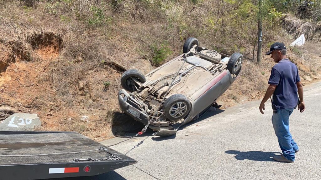 Veloz chofer volcó su auto en La Majahua