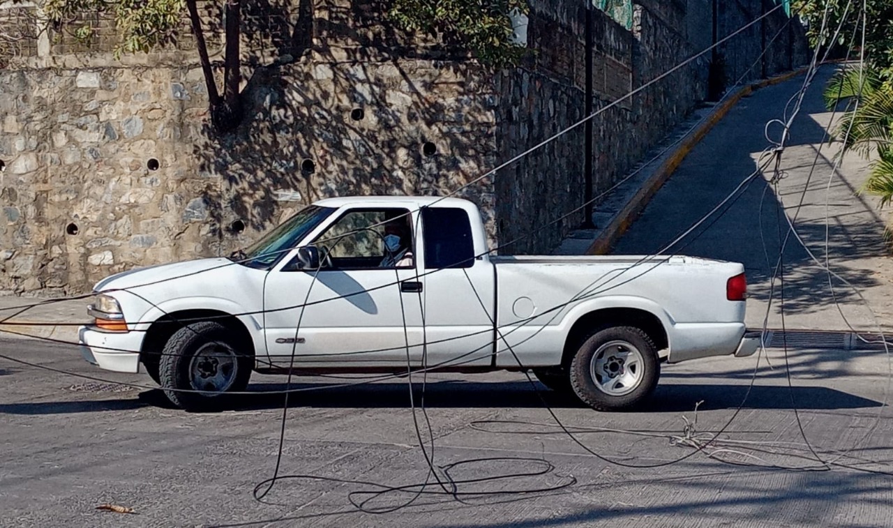 Telarañas de cables no tienen dueño en Zihuatanejo