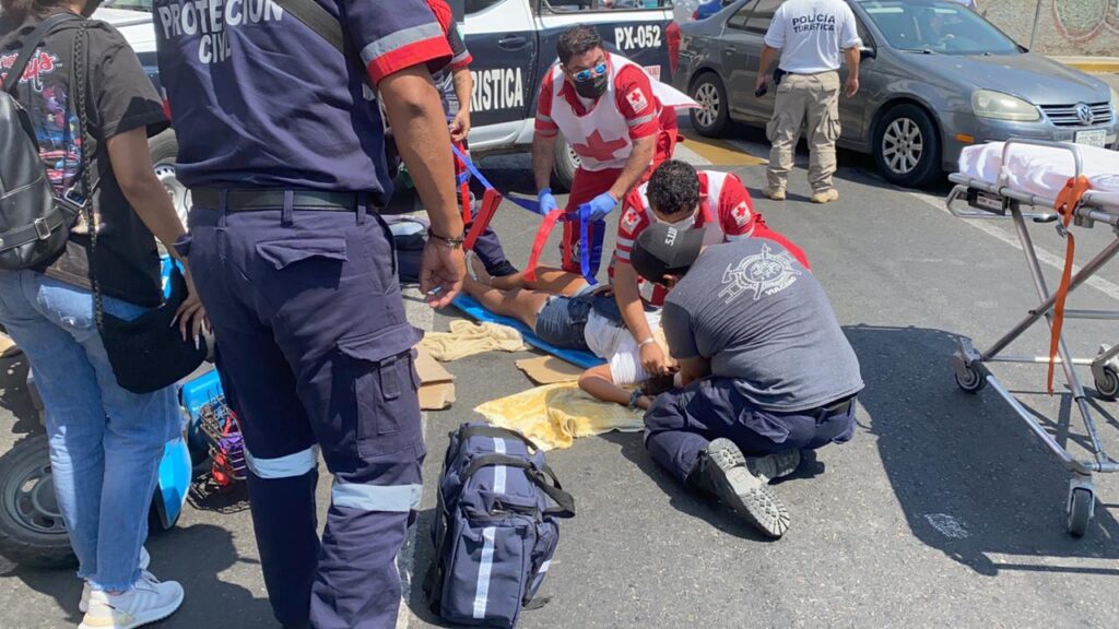 Joven motociclista es arrollada por una Urvan