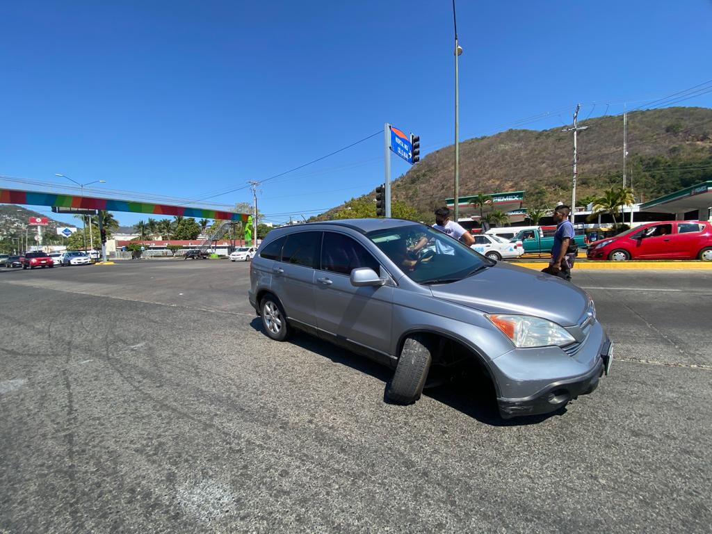 Camioneta choca contra la guarnición en Paseo de Zihuatanejo