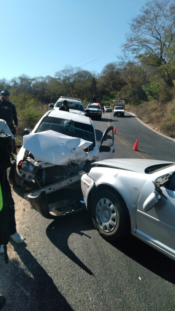 Accidente en Petatlán deja una persona herida