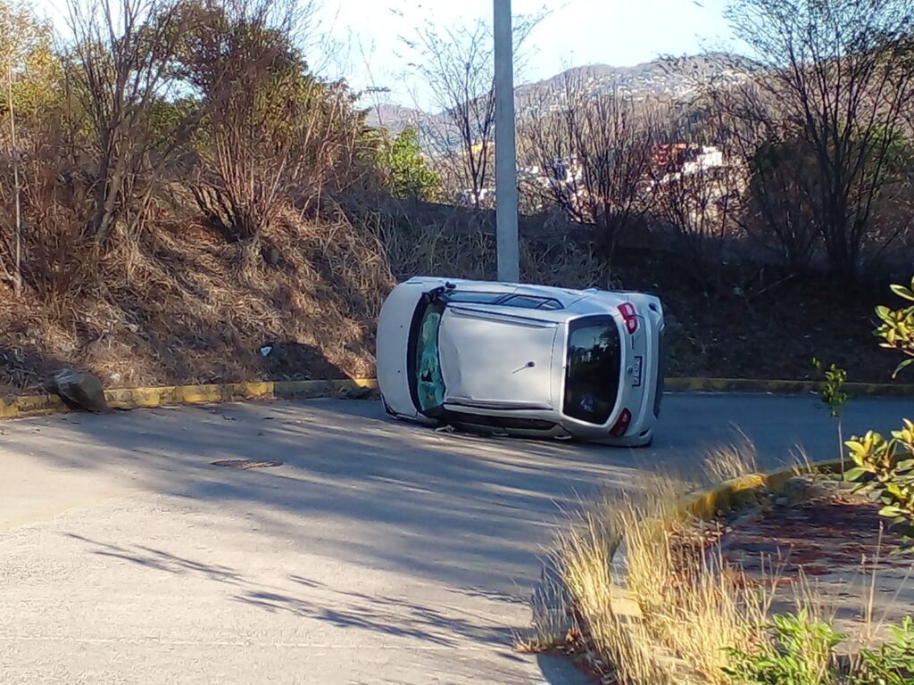 Vuelca su vehículo en la carretera de Riscalillo