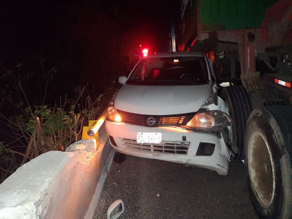 Automovilista a punto de ser aplastado por un tráiler