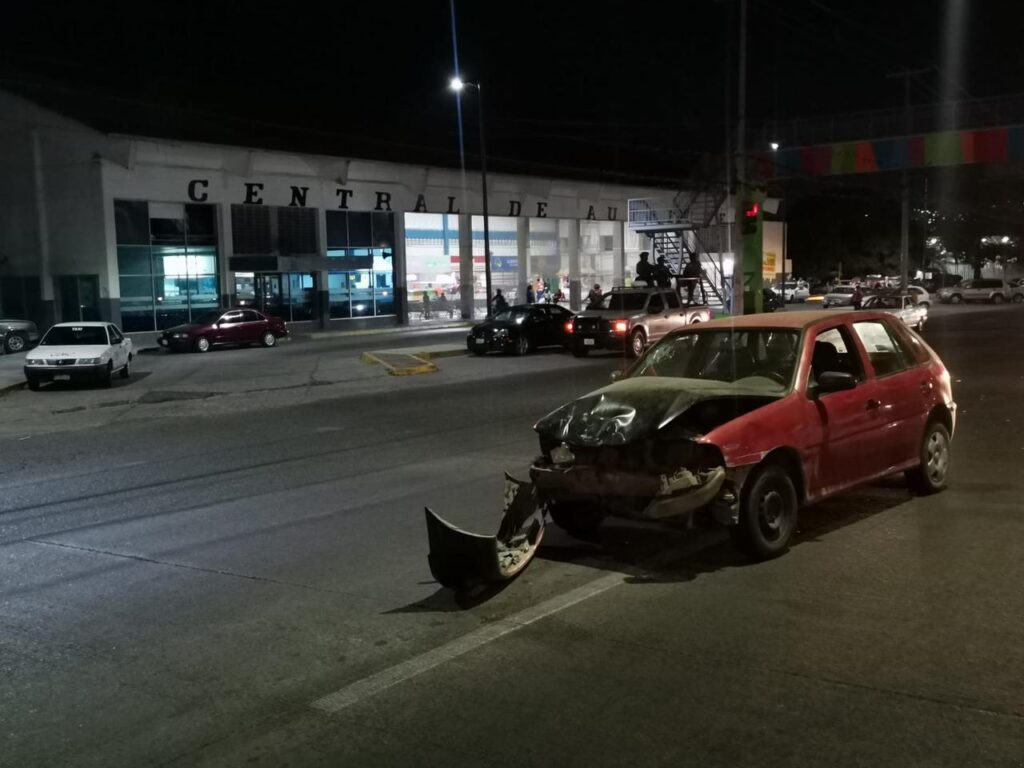 Una mujer lesionada en choque vehicular en Paseo de Zihuatanejo