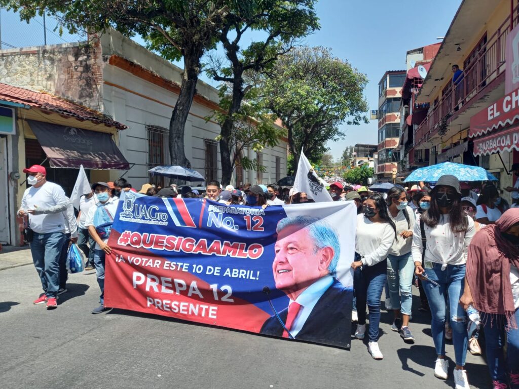 Marchan miles y llenan la plaza cívica de Chilpancingo, en apoyo a que siga AMLO