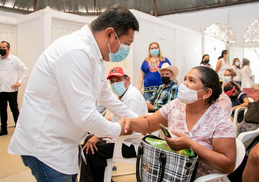 Javier Aguilar entrega insumos a promotores de salud