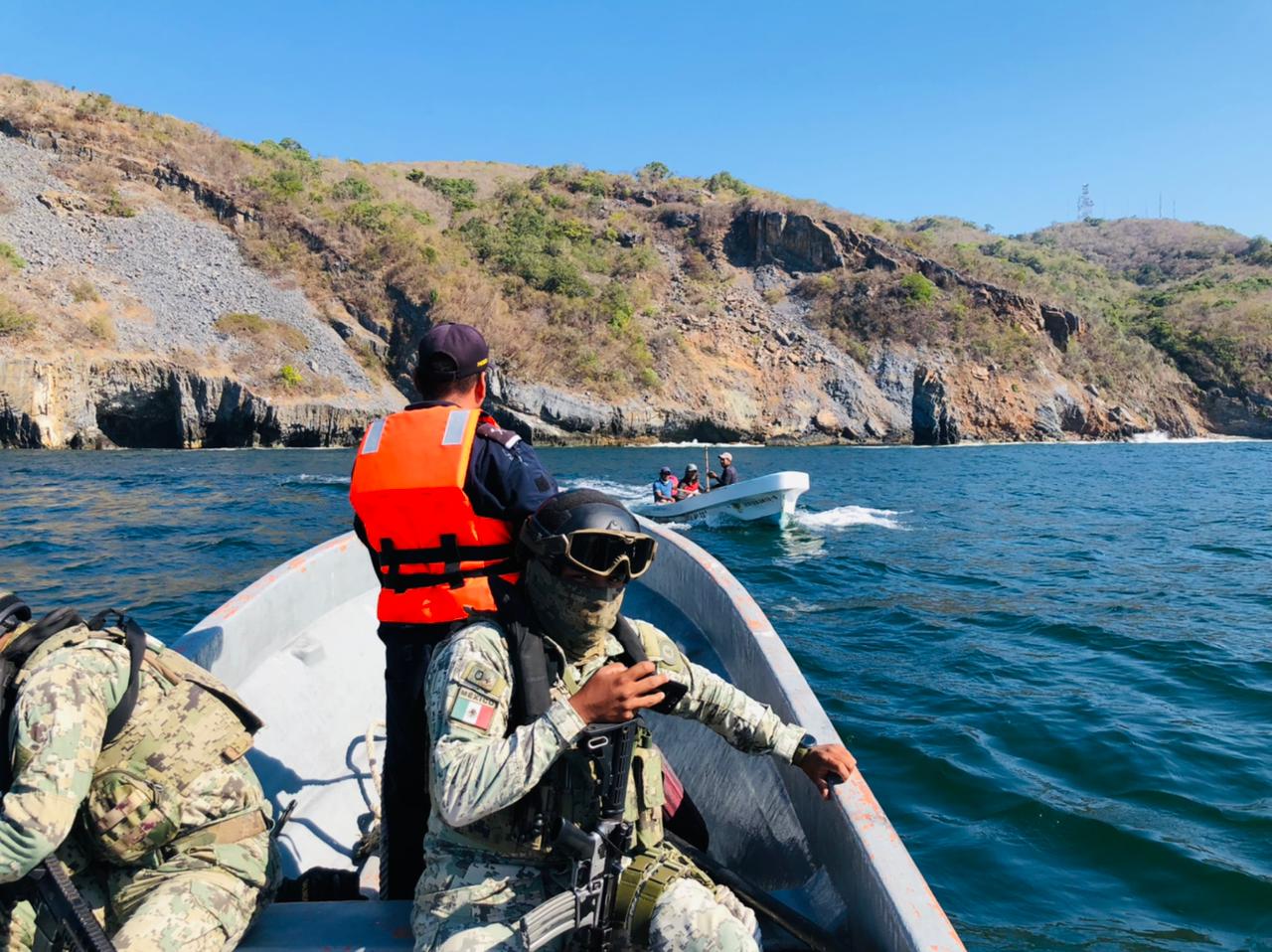 LA ARMADA DE MÉXICO REALIZA ACCIONES PARA SALVAGUADAR LA VIDA HUMANA EN LA MAR Y LAS ZONAS MARINAS MEXICANAS, EN COLABORACIÓN CON OFICIALES FEDERALES DE CONAPESCA, EN LA COSTA DE GUERRERO