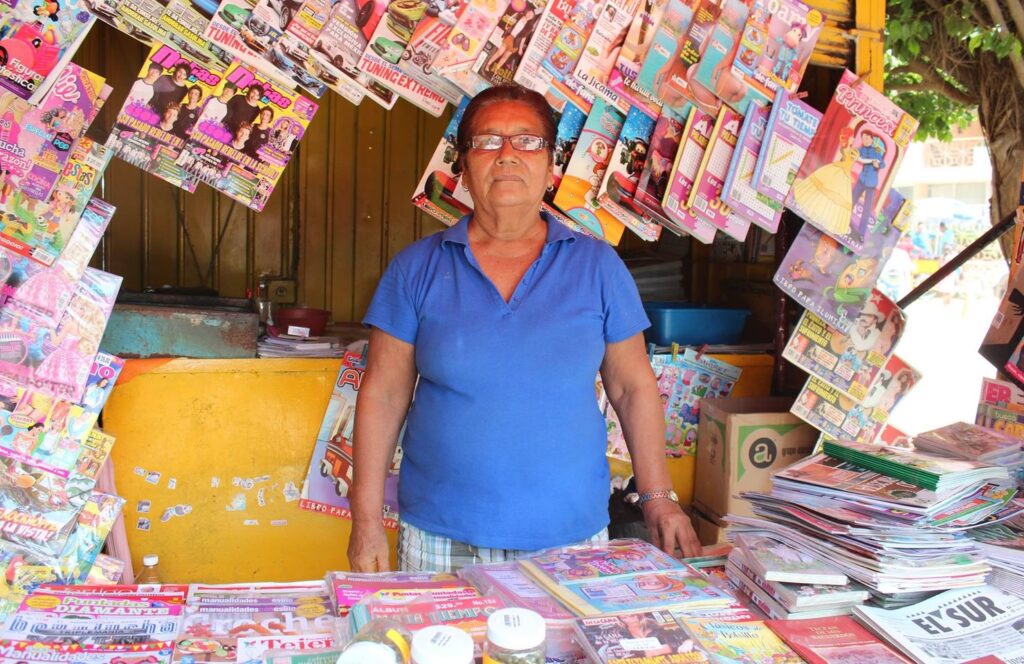 Más de 30 años dedicándose a la venta de periódicos y revistas, así es la historia de Camerina Torres