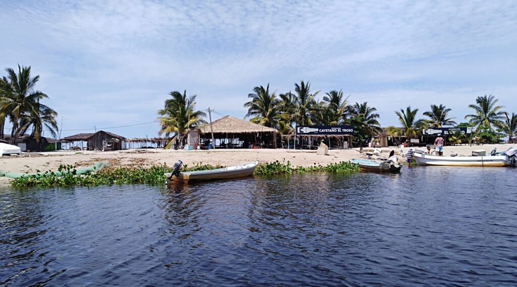 Enramaderos de Playa Boca Chica solicitan mayor atención de SECTUR Guerrero