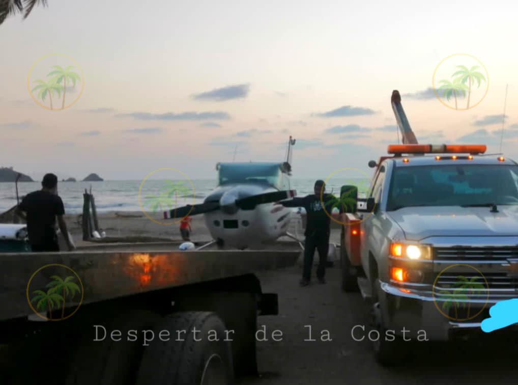 Avioneta que aterrizó en playa Linda fue remolcada al Aeropuerto de Zihuatanejo