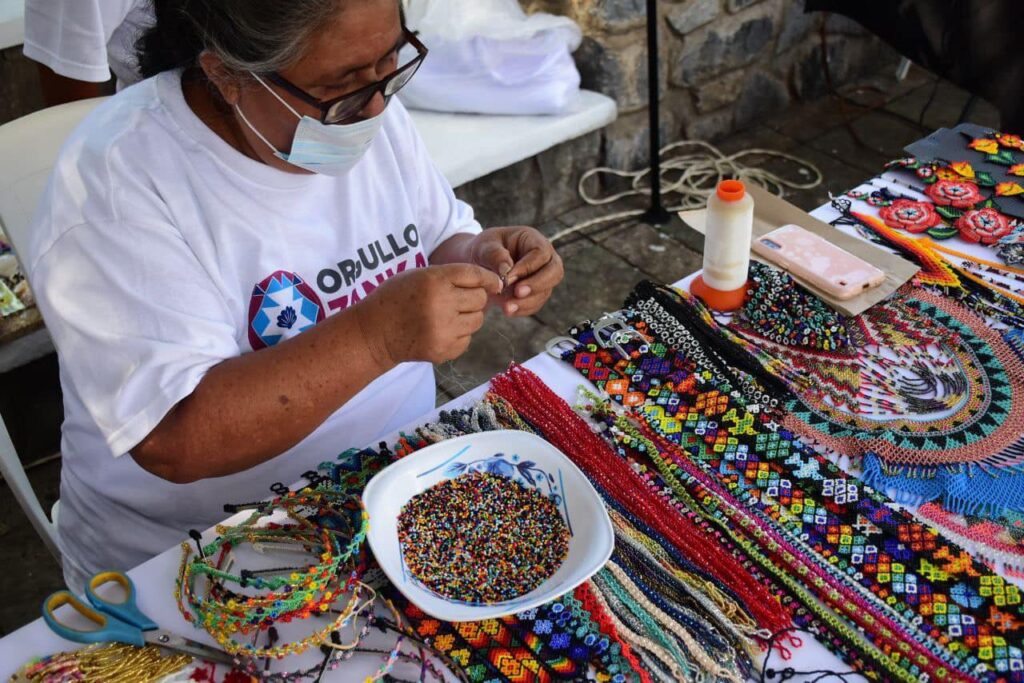 Con apoyo del gobierno de JSA, grupo de artesanos inicia exposición en La Marina Ixtapa