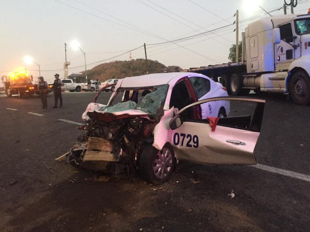 Taxista de la UTAAZ resulta lesionado al chocar contra un trailer en el mirador de Ixtapa