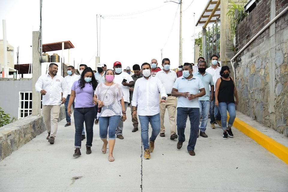 Alcalde Jorge Sánchez Allec regresa a colonia Las Brisas y entrega nueva pavimentación