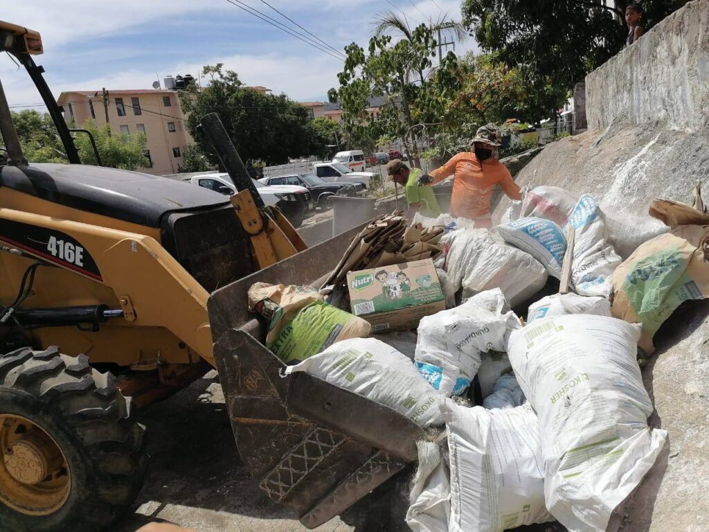 Servicios Públicos intensifica limpieza de banquetas en Zihuatanejo