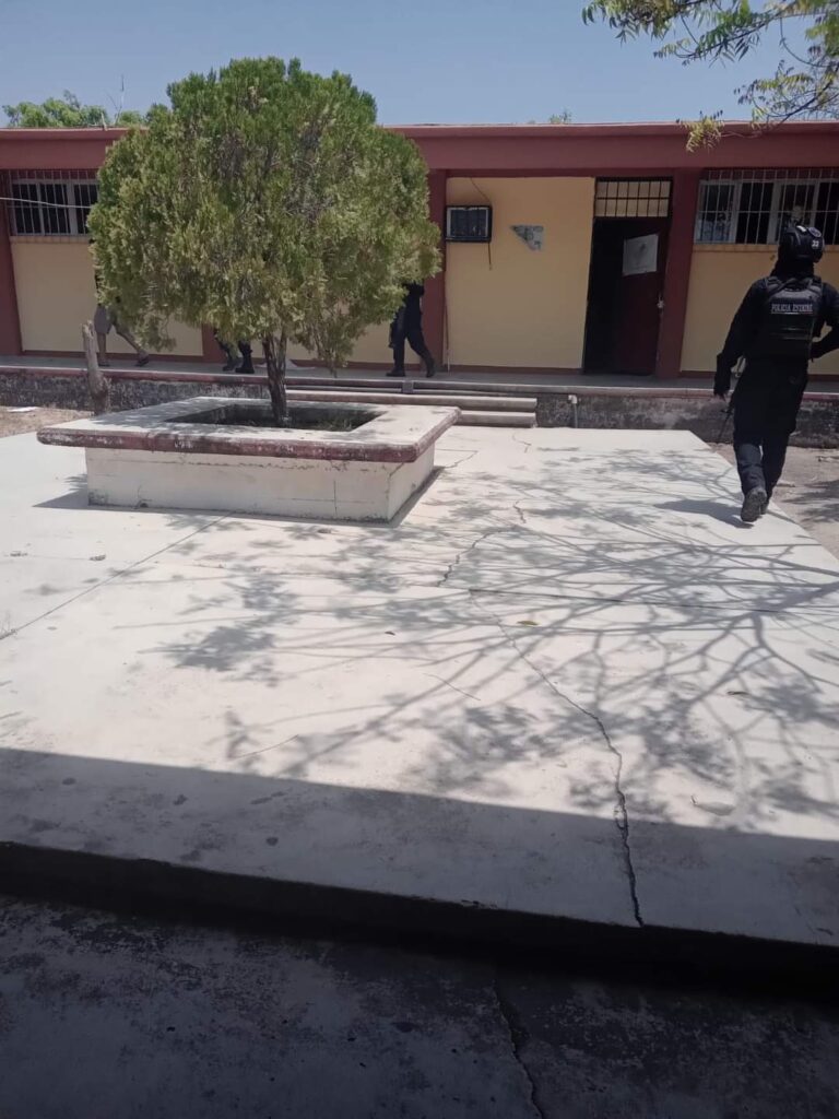 Roban equipo en secundaria de Atoyac