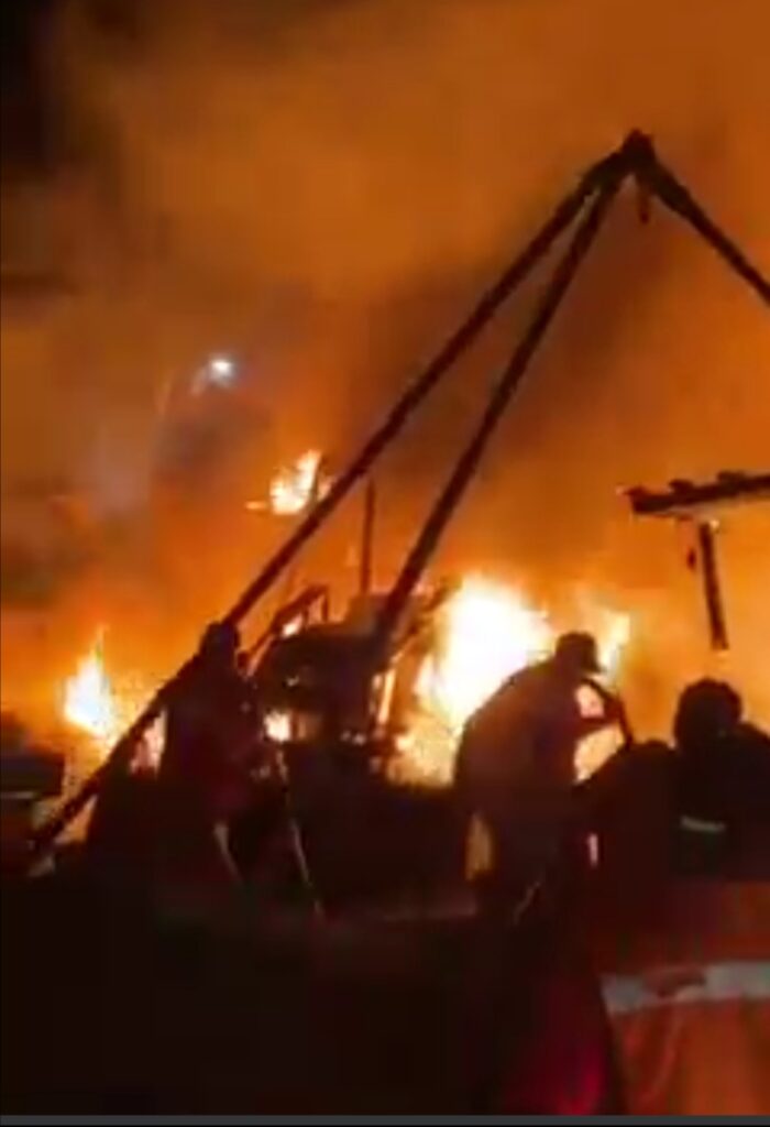 Incendio arrasa con un taller y una casa en Técpan