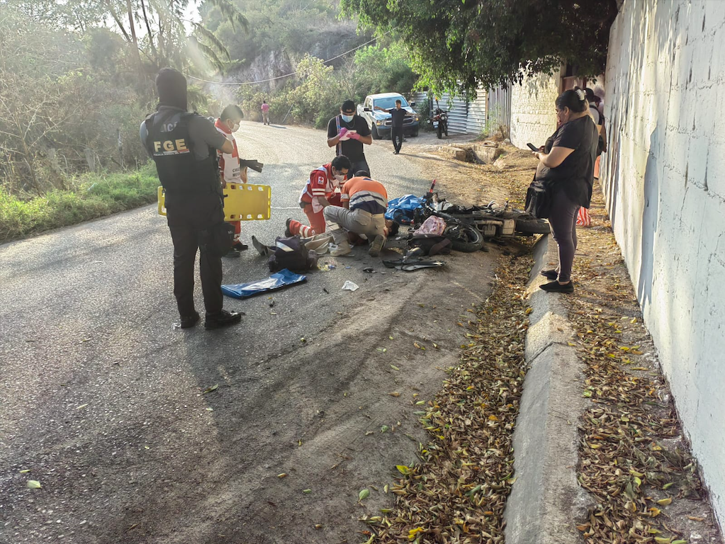 En la carretera Amojileca-Chilpancingo… Embiste camioneta a 3 jovencitos que ibanen una moto; uno murió y dos están graves