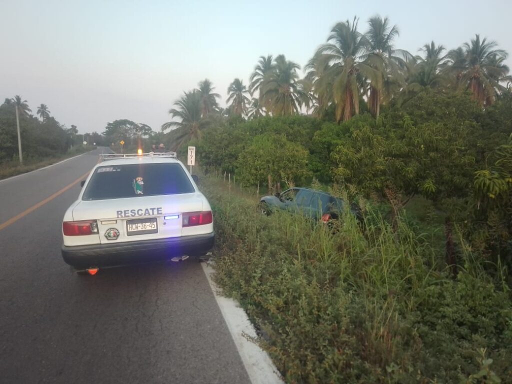 Conductor se sale de la Acapulco-Zihuatanejo para evitar un choque frontal