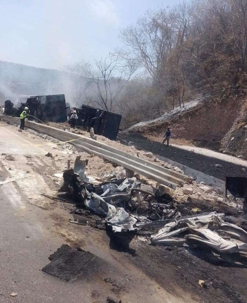 Muere calcinado en la Autopista en el incendio de un tracto camión