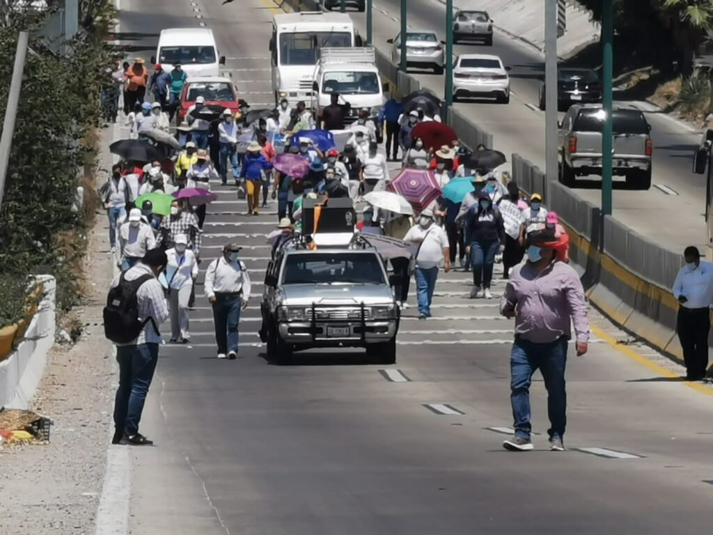 En Chilpancingo… Ahora el SNTE bloquea el bulevar y el acceso a la Autopista del Sol