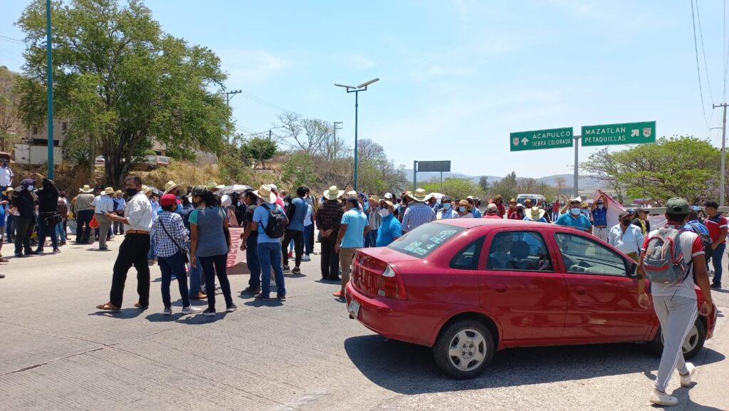 Colapsan el sur de Chilpancingo docentes de Preparatorias Populares