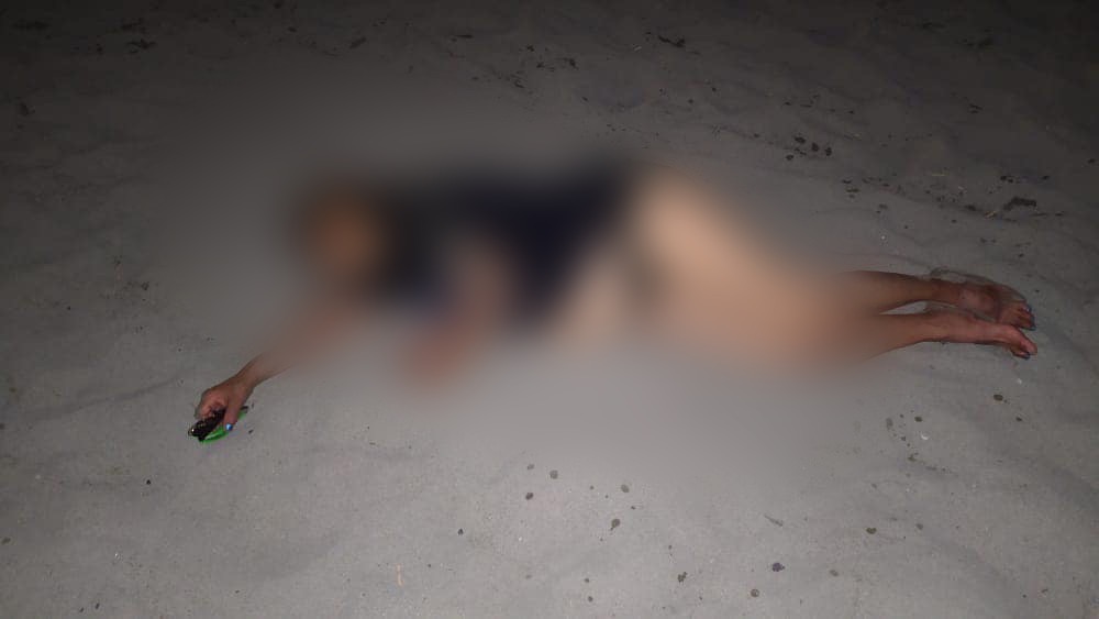 Mujer se queda dormida en playa Principal En Zihuatanejo