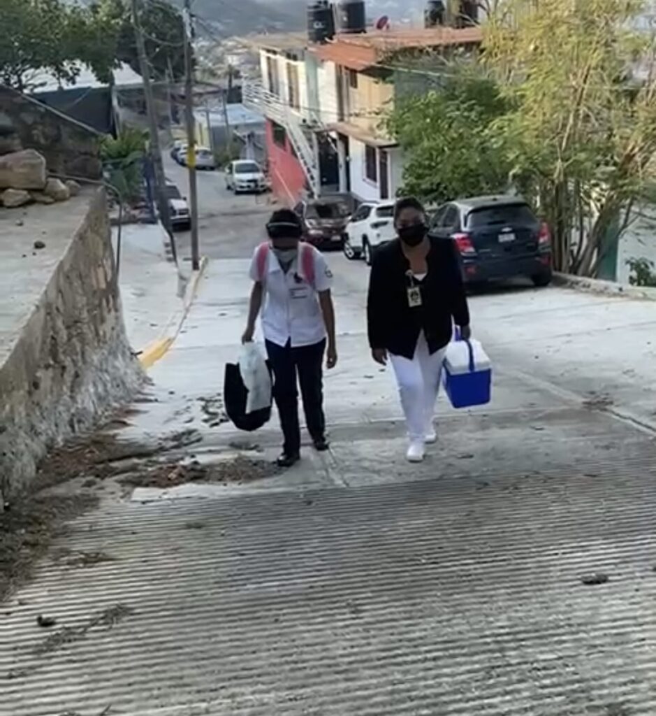 En la recta final de la campaña de vacunación contra COVID-19, IMSS Guerrero lleva el biológico casa por casa a colonias de Acapulco