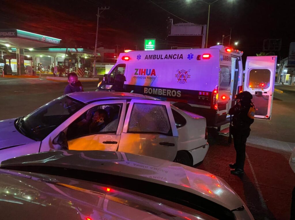 Dos mujeres lesionadas en choque  vehicular en avenida de Zihuatanejo