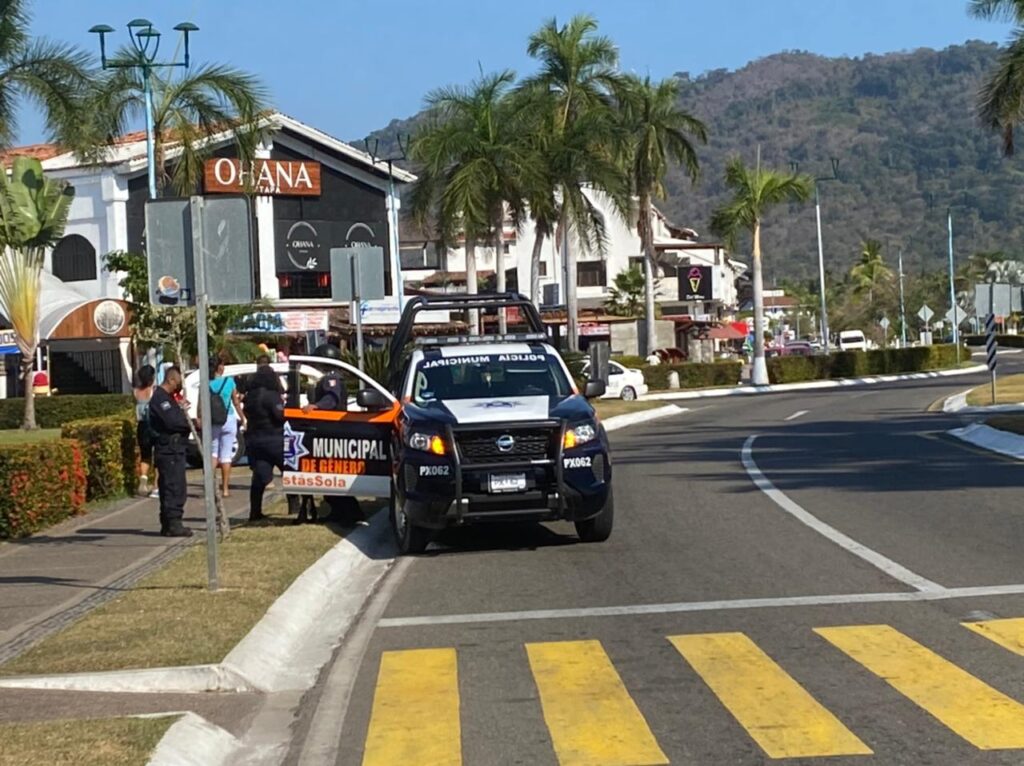 Policía de Género auxilia a una mujer turista en Ixtapa