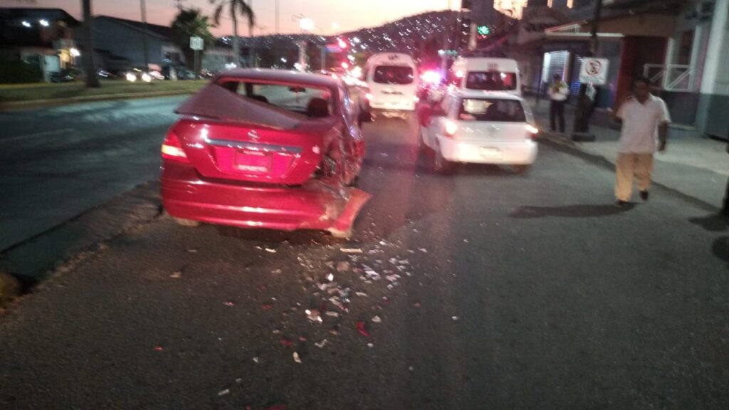 Urvan se impactó contra un auto particular en Paseo de Zihuatanejo