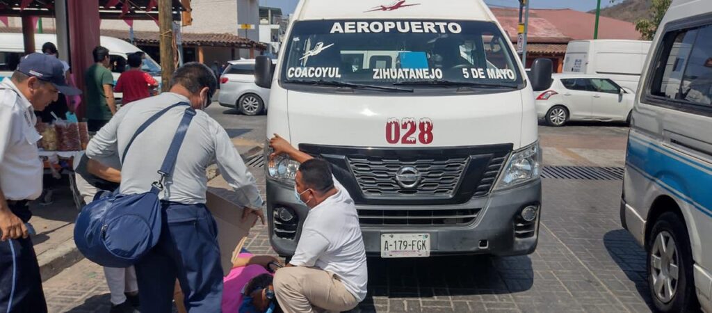 Chofer de Urvan atropella a una mujer en el Centro de Zihuatanejo