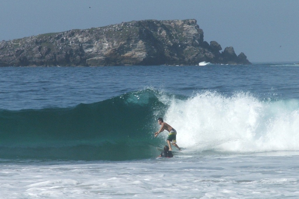 Mar de fondo atrae turismo para surfear