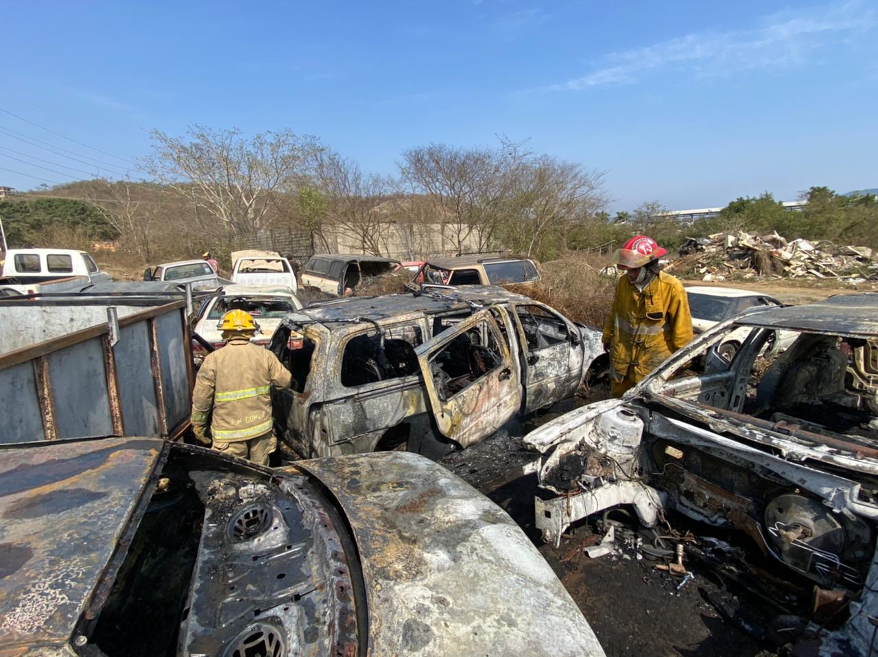 Se incendian 15 vehículos en corralón de Barbulillas
