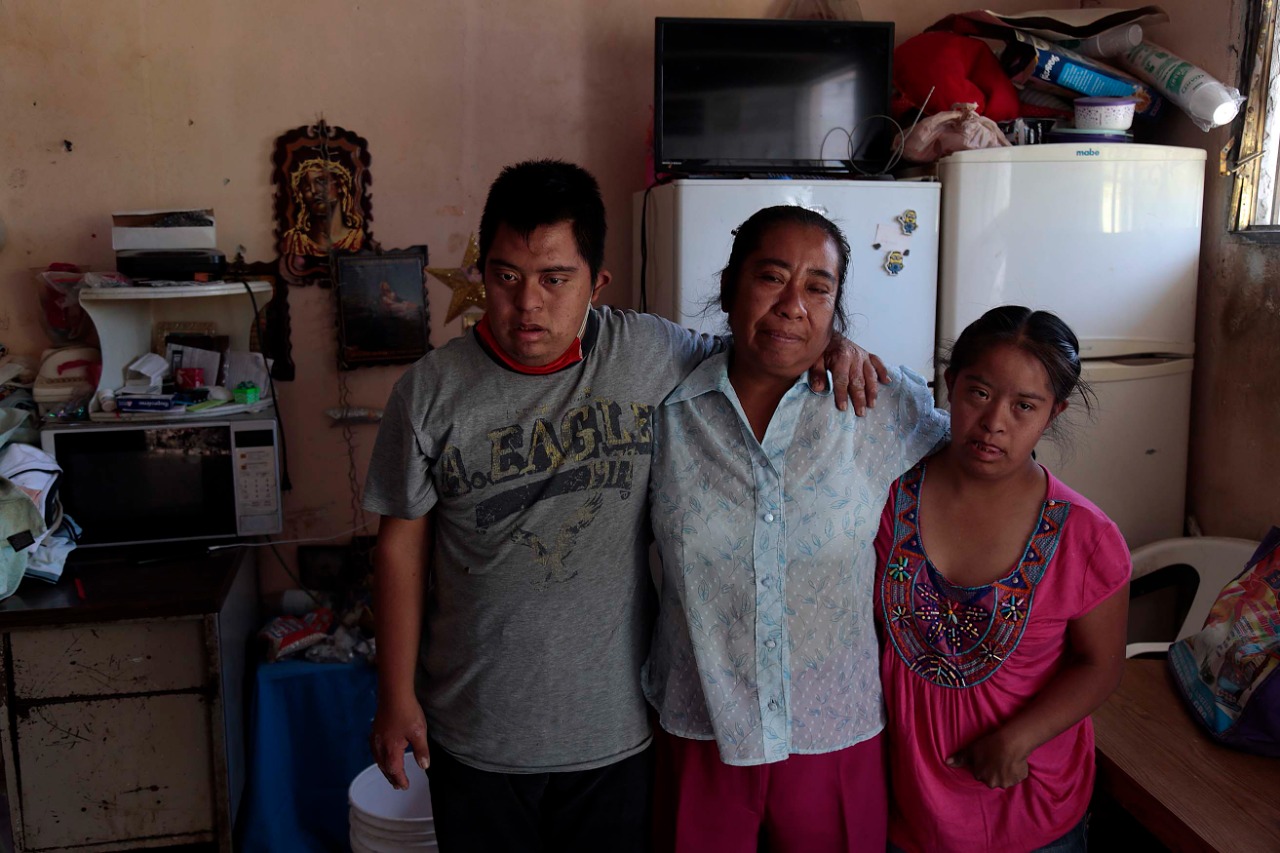 Madre de 2 hijos con síndrome de down es desalojada de su casa por su exesposo, en Chilpancingo