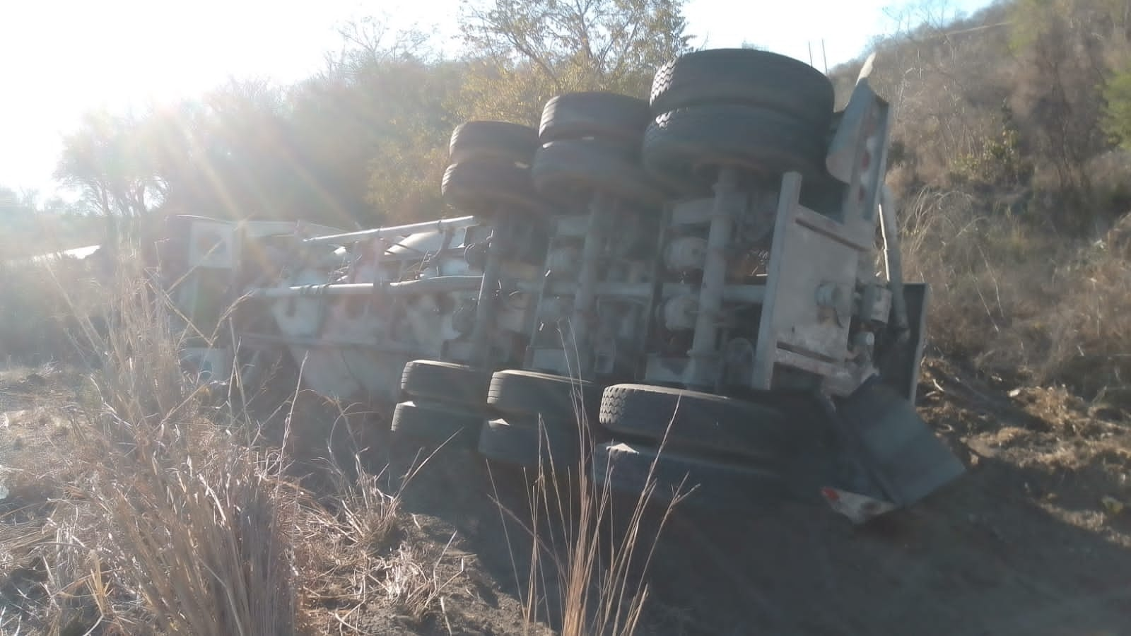 Volcó camión cargado de cemento en la “Loma del Toro”