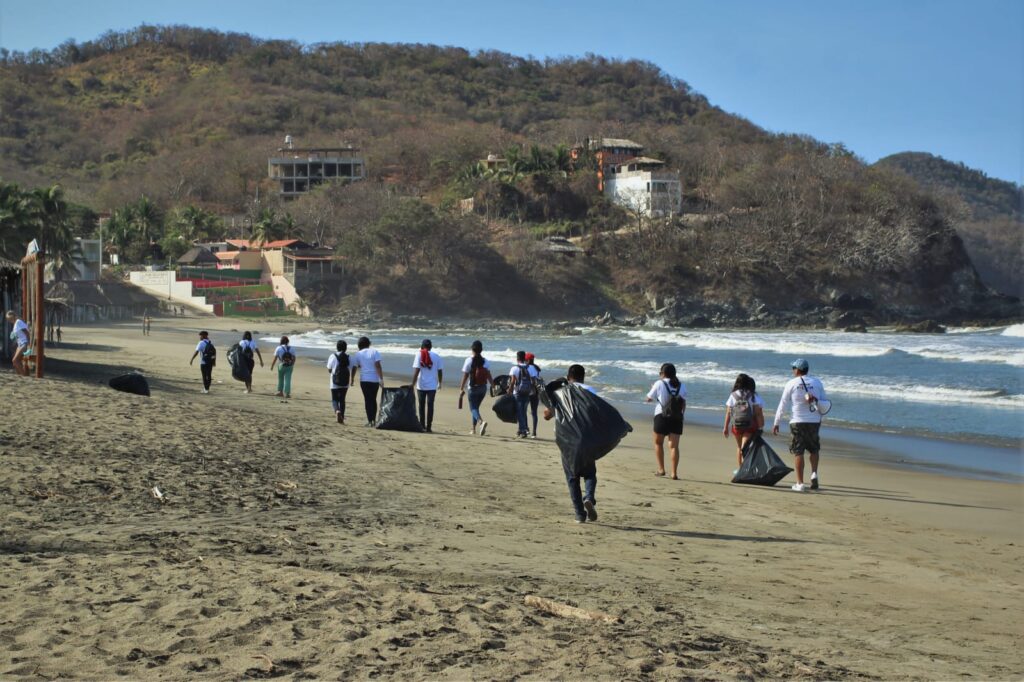 Organizan campaña de limpieza en playas de Técpan