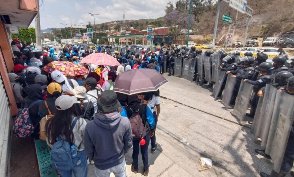 En Chilpancingo… “Encapsulan” a normalistas y evitan bloqueo a la Autopista