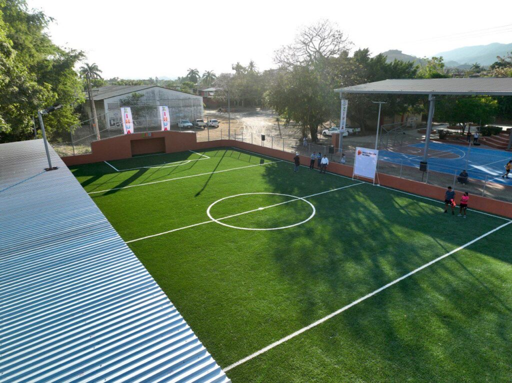 Mejoran campo 7 de fútbol del ejido de Coacoyul
